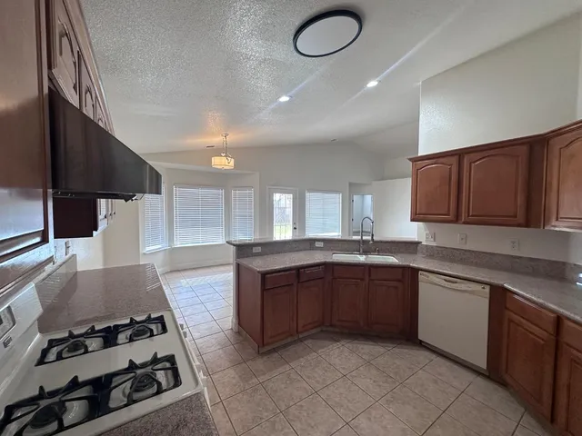 $2,600 | 5491 West Ashcroft Avenue, Fresno, CA 93722