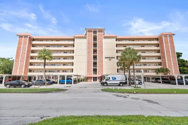 $155,000 | 1101 Crystal Lake Drive, Unit 309, Deerfield Beach, FL 33064
