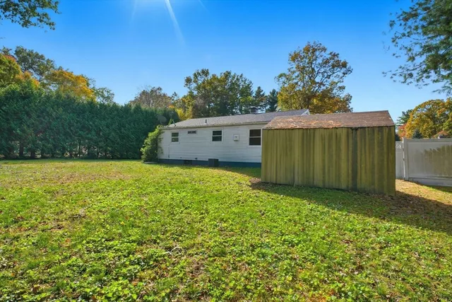 a view of a back yard