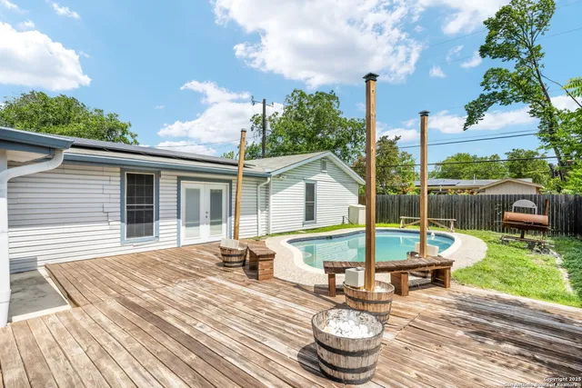a view of a house with backyard