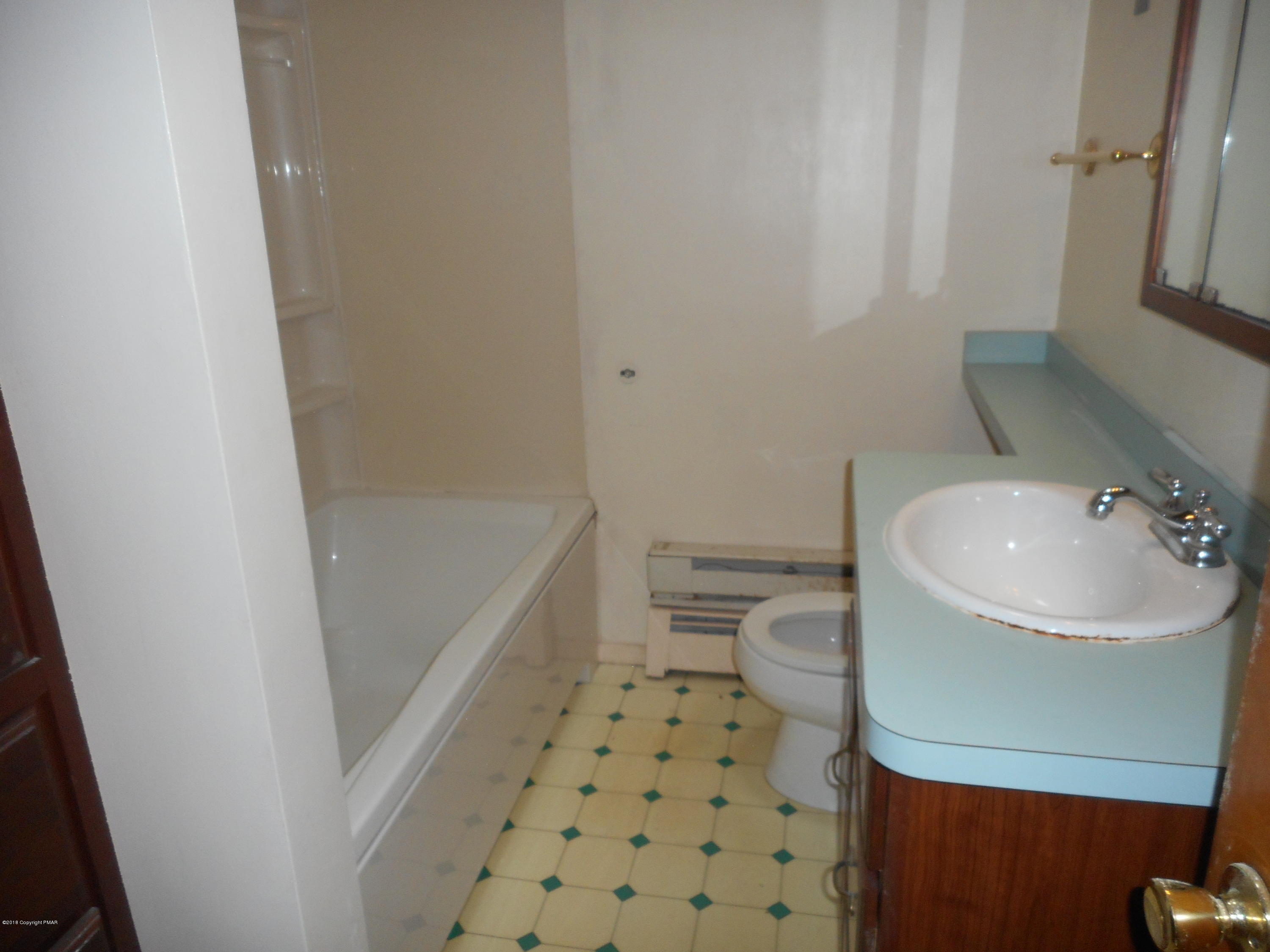 752 White Oak Road Cresco, PA 18326 - Photo 23 of 36 Main bath