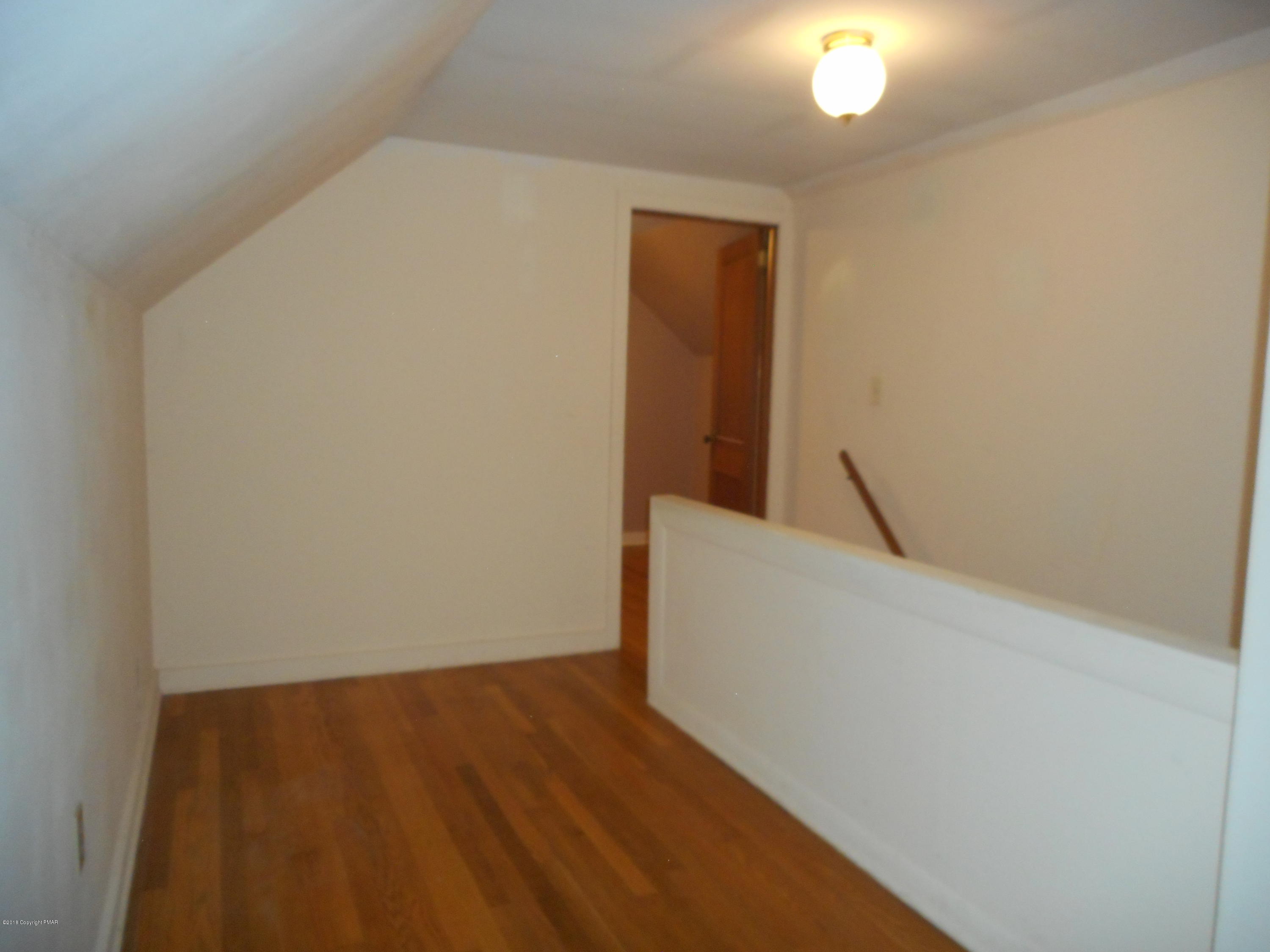 752 White Oak Road Cresco, PA 18326 - Photo 30 of 36 Hall upstairs