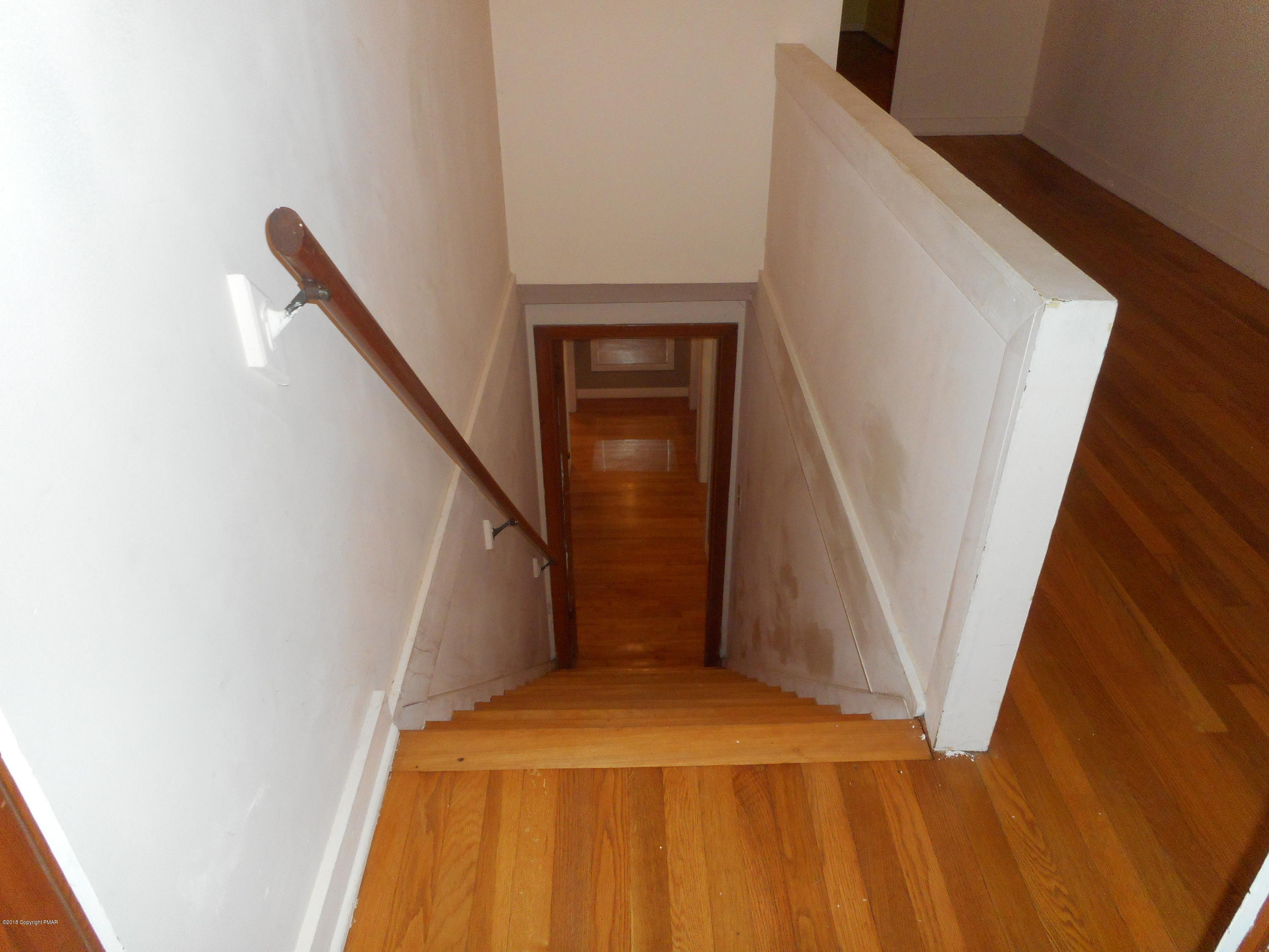 752 White Oak Road Cresco, PA 18326 - Photo 31 of 36 Stairway