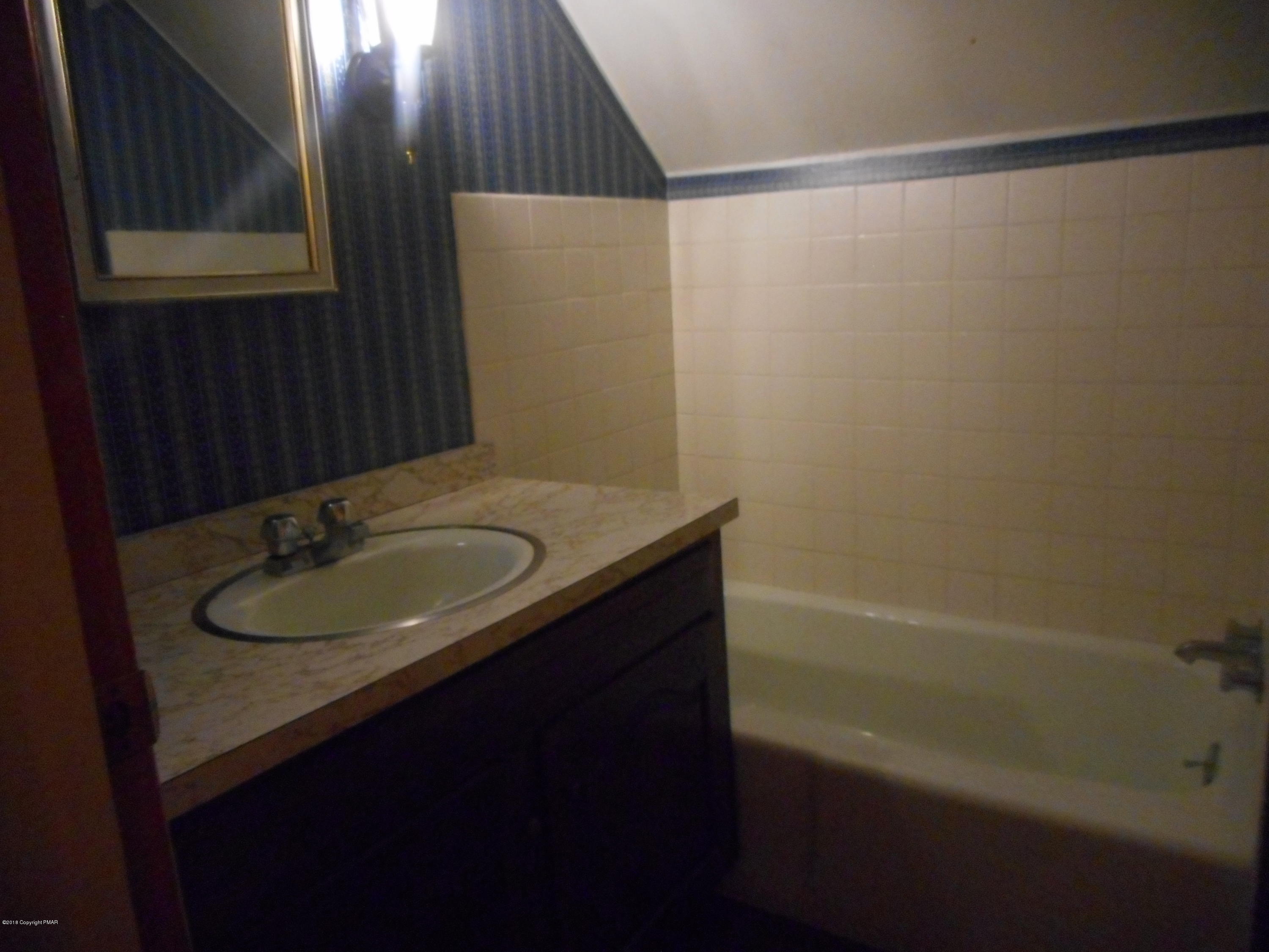 752 White Oak Road Cresco, PA 18326 - Photo 32 of 36 Bath with Tub