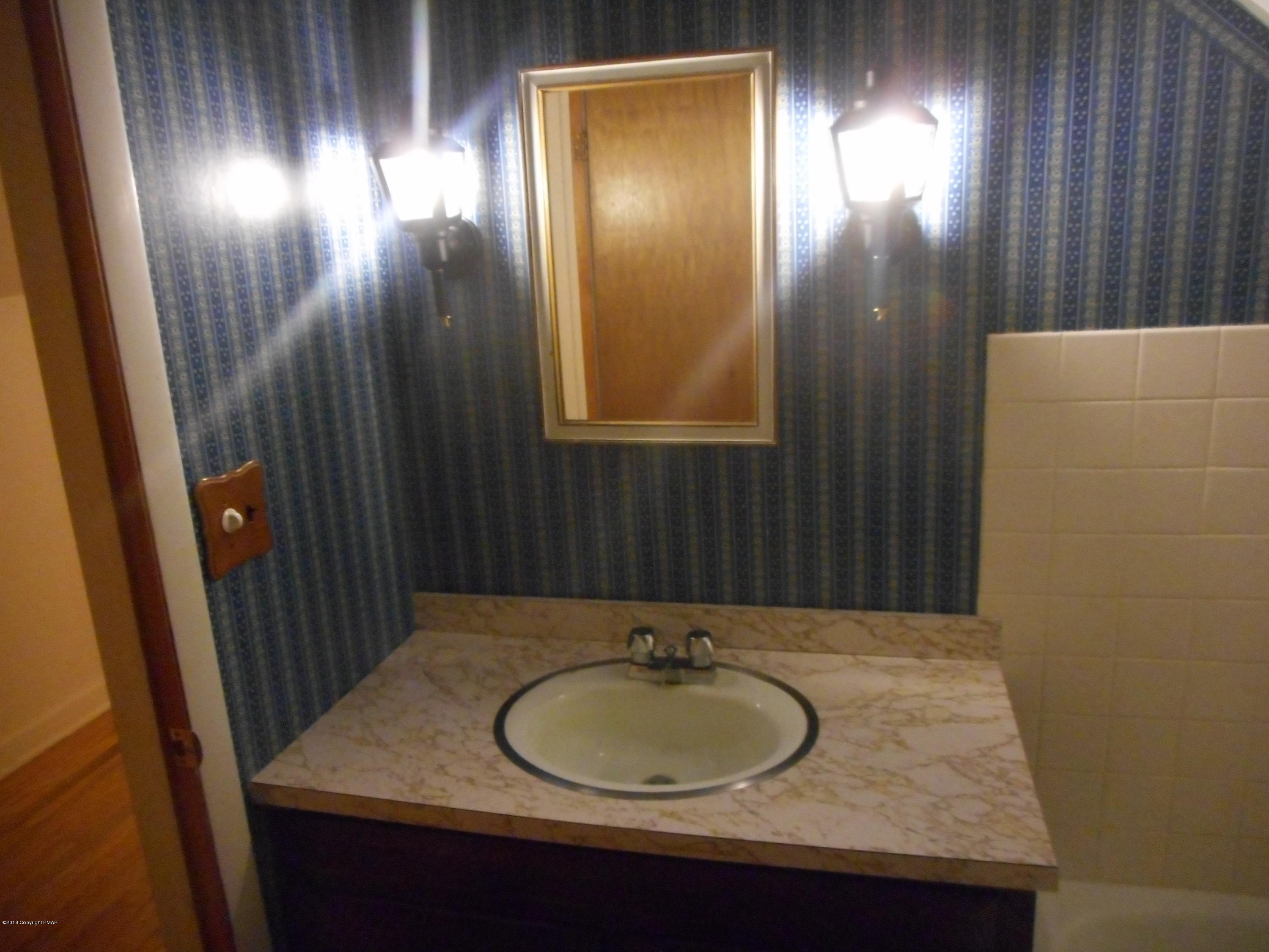 752 White Oak Road Cresco, PA 18326 - Photo 33 of 36 Vanity