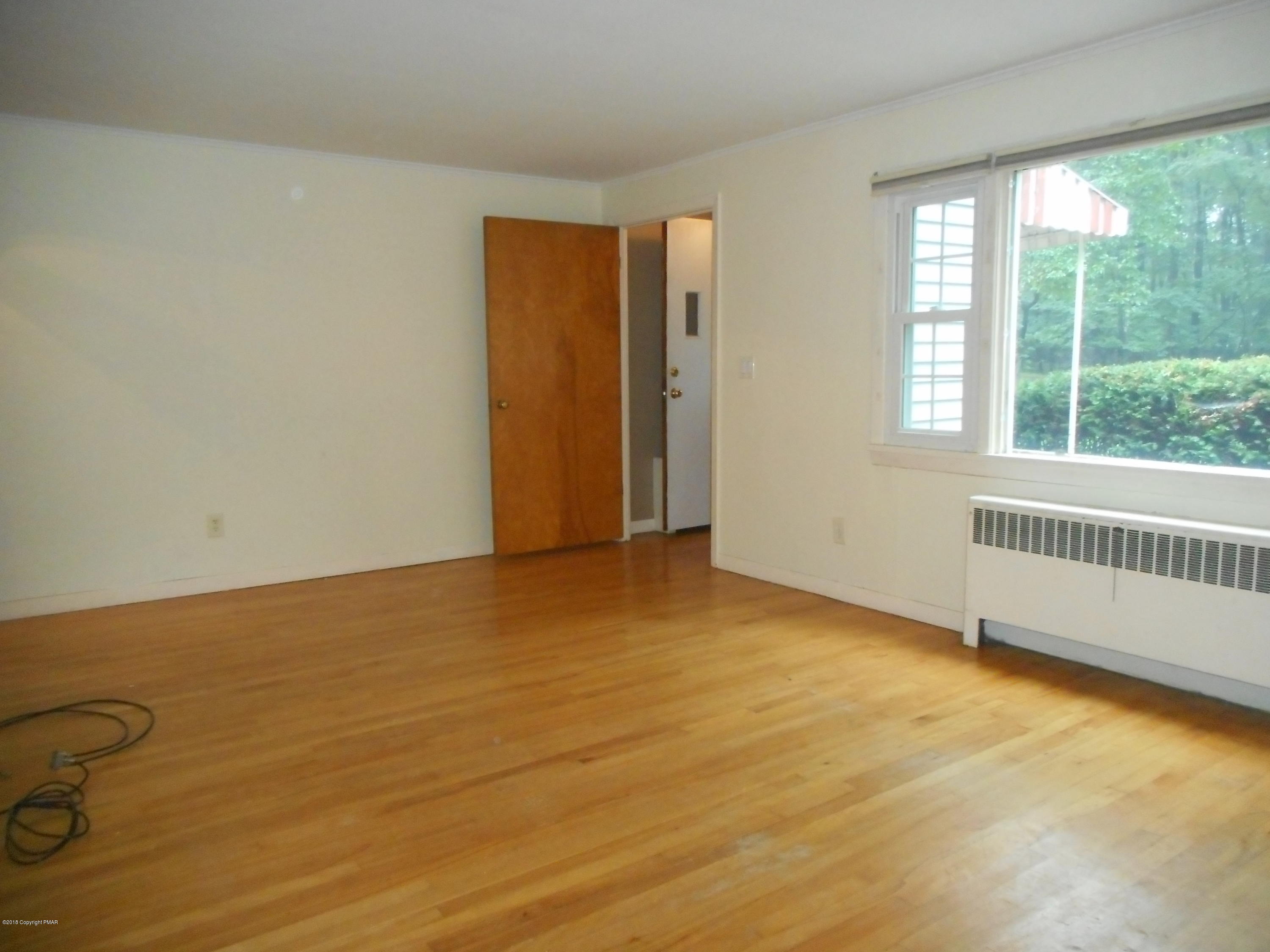 752 White Oak Road Cresco, PA 18326 - Photo 9 of 36 Large open living room