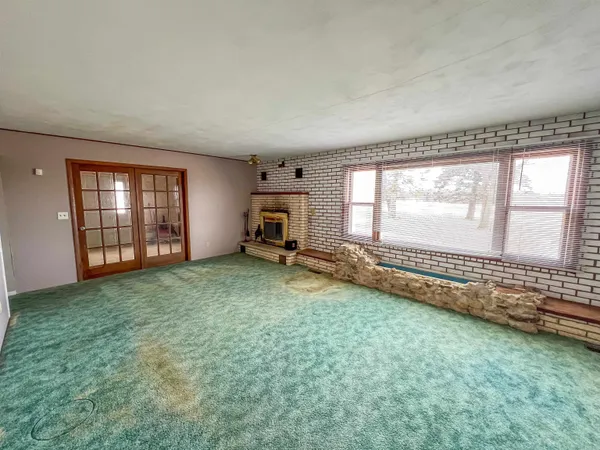 an empty room with closet and a ceiling fan