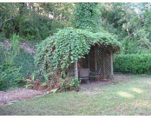 119 Parkedge Road Green Tree, PA 15220 - Photo 3 of 12 Yard/Garden.