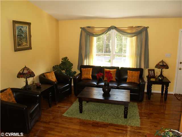 26700 Oxford Road Ruther Glen, VA 22546 - Photo 2 of 12 Living Room