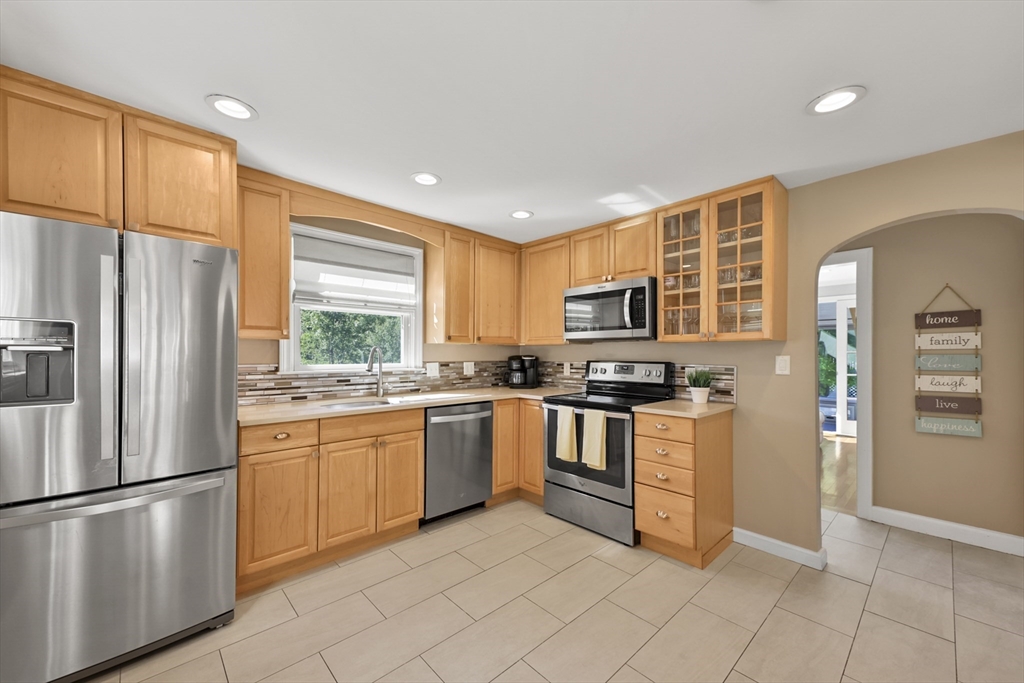 16 Plymouth Road Reading, MA 01867 - Photo 8 of 39 Gallery Image 8