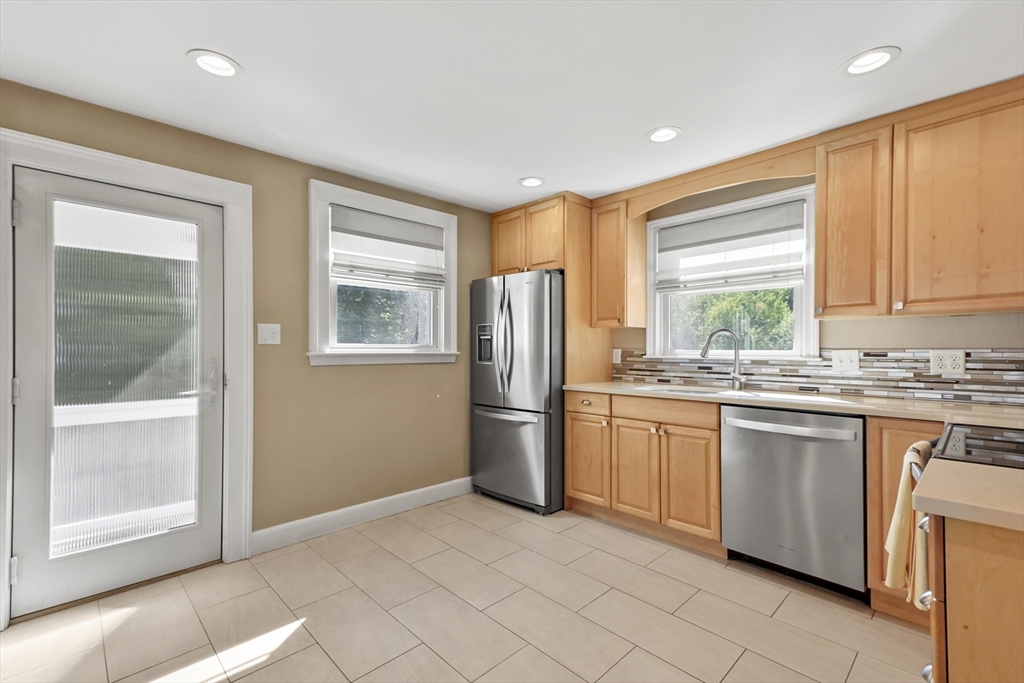 16 Plymouth Road Reading, MA 01867 - Photo 9 of 39 Gallery Image 9