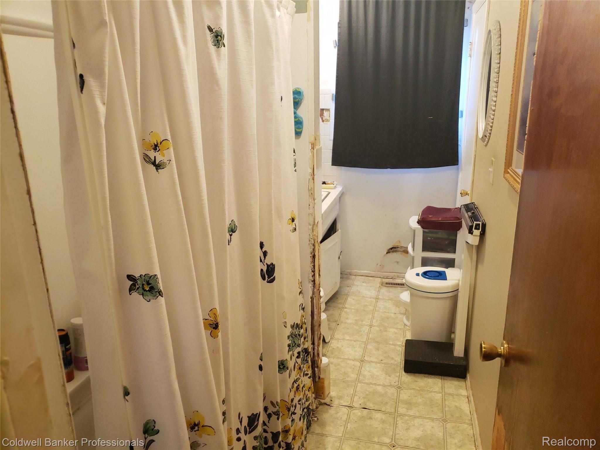 1372 Coldwater Road Flint, MI 48505 - Photo 10 of 17 1372WColdwaterPic10.jpg