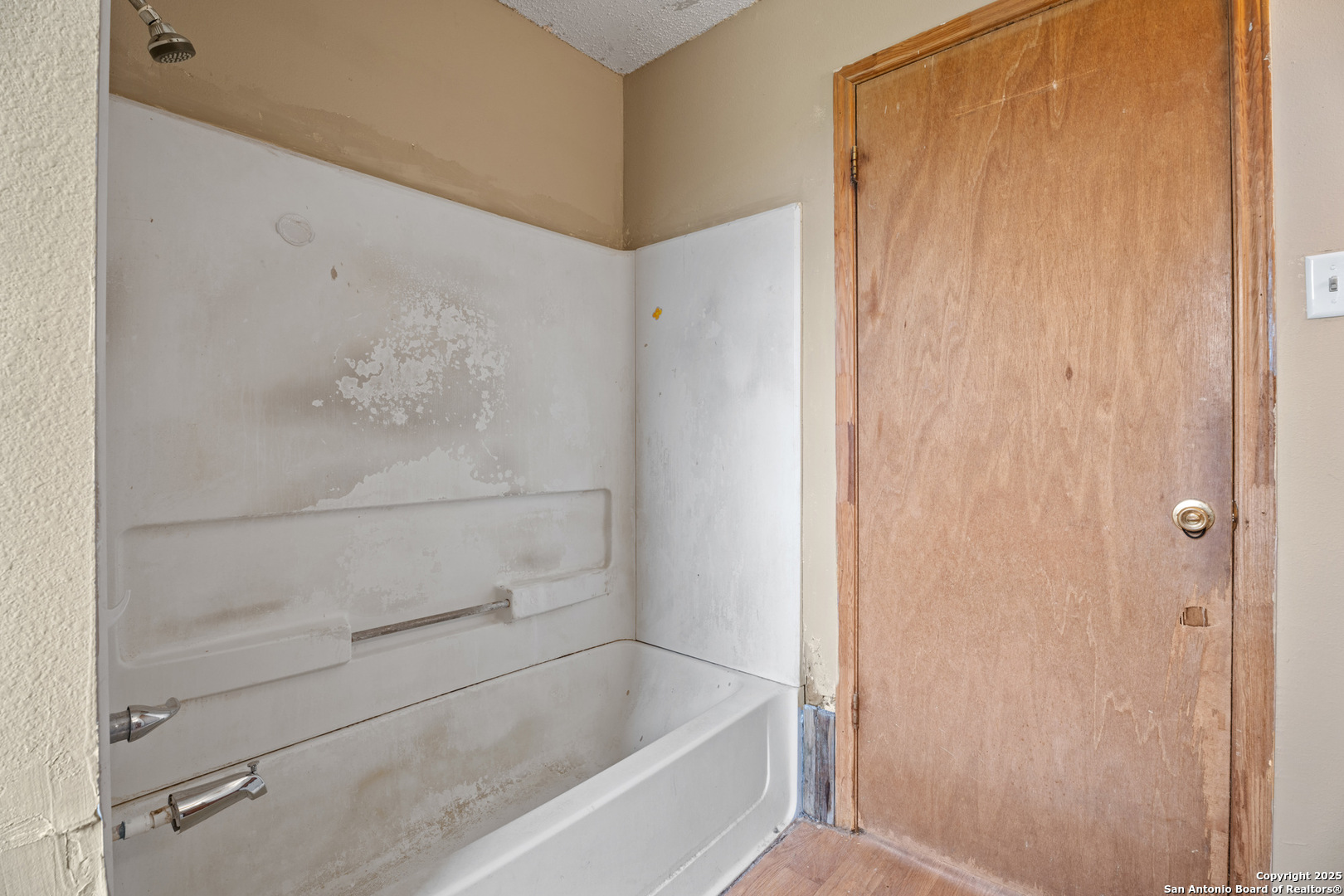 2862 Wetz Road Santa Clara, TX 78124 - Photo 18 of 37 a bathroom with a bathtub