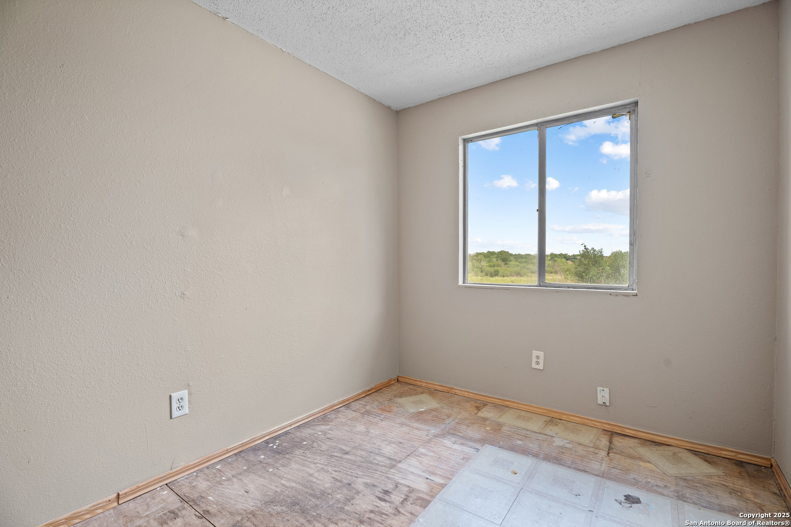 2862 Wetz Road Santa Clara, TX 78124 - Photo 21 of 37 an empty room with window