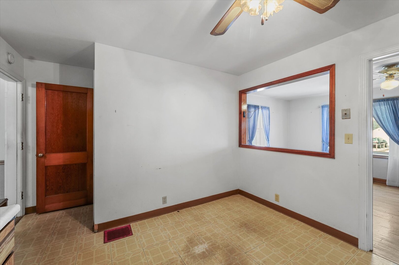811 West Harvard Street Champaign, IL 61820 - Photo 15 of 34 an empty room with a bathroom