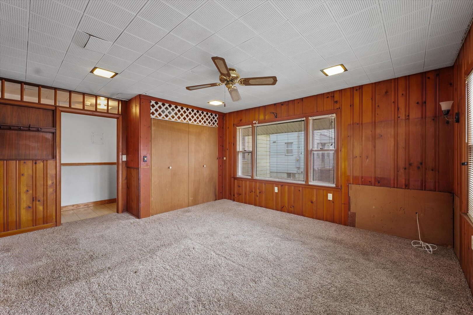 811 West Harvard Street Champaign, IL 61820 - Photo 17 of 34 an empty room with windows and cabinet