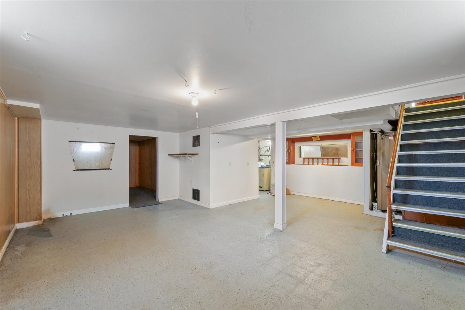 811 West Harvard Street Champaign, IL 61820 - Photo 23 of 34 an empty room with windows and cabinet