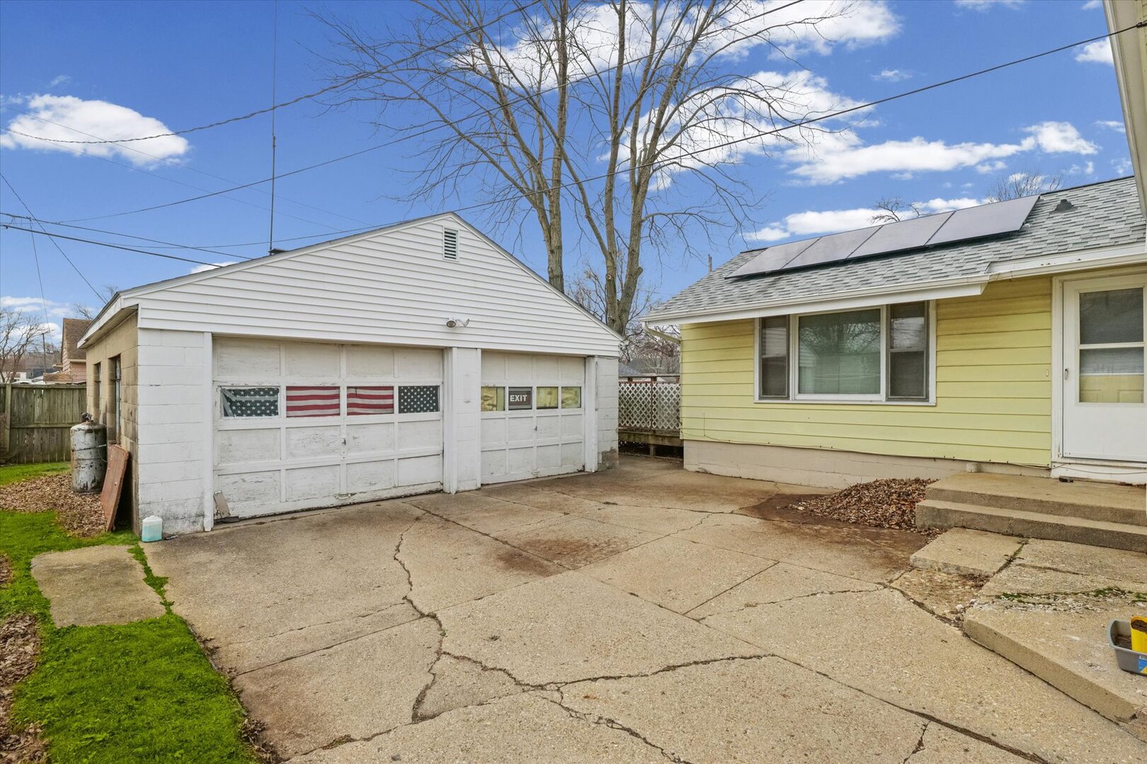 811 West Harvard Street Champaign, IL 61820 - Photo 27 of 34 a front view of a house with a garage