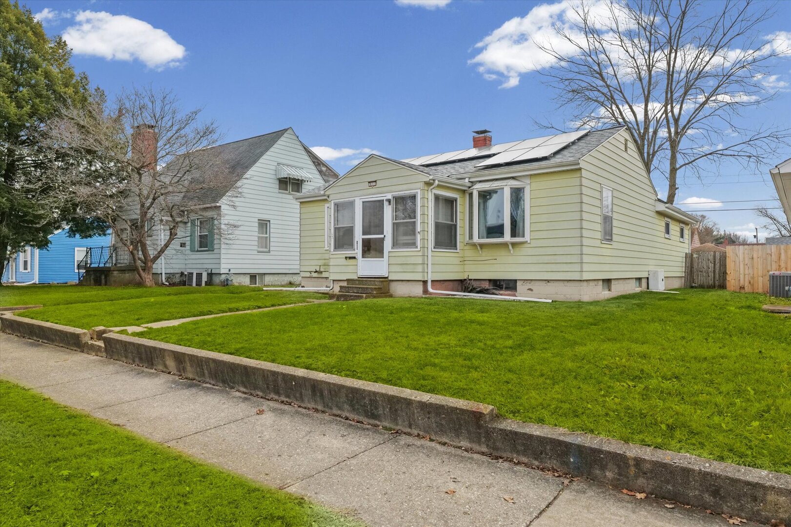811 West Harvard Street Champaign, IL 61820 - Photo 5 of 34 a front view of house with yard and green space