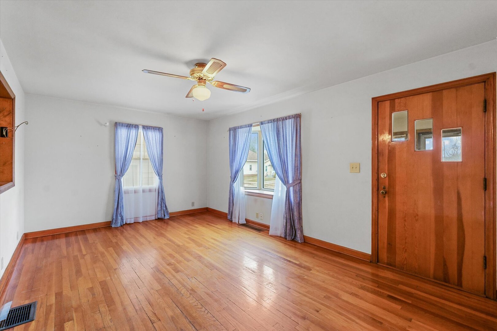 811 West Harvard Street Champaign, IL 61820 - Photo 9 of 34 an empty room with wooden floor and windows
