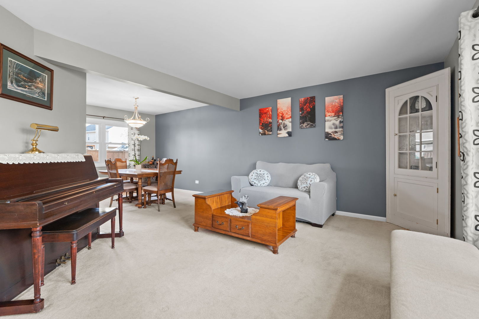 1289 Westport Ridge Crystal Lake, IL 60014 - Photo 6 of 27 a living room with furniture and wooden floor