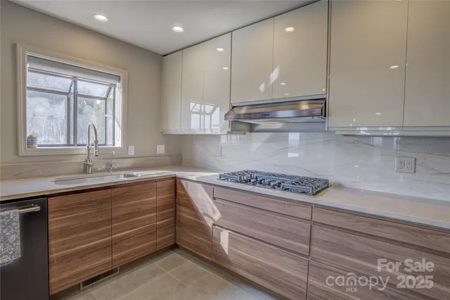 $475,000 | 204 Fleetwood Plaza, Hendersonville, NC 28739