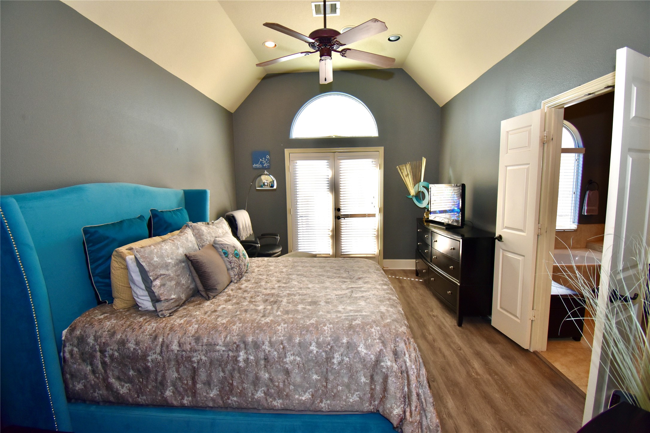 326 Gregg Street Houston, TX 77020 - Photo 16 of 26 a bedroom with a bed and a mirror on dresser