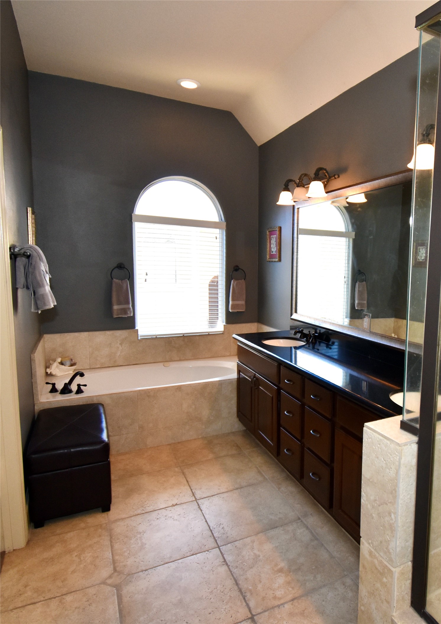 326 Gregg Street Houston, TX 77020 - Photo 19 of 26 a large bathroom with a large tub and sink