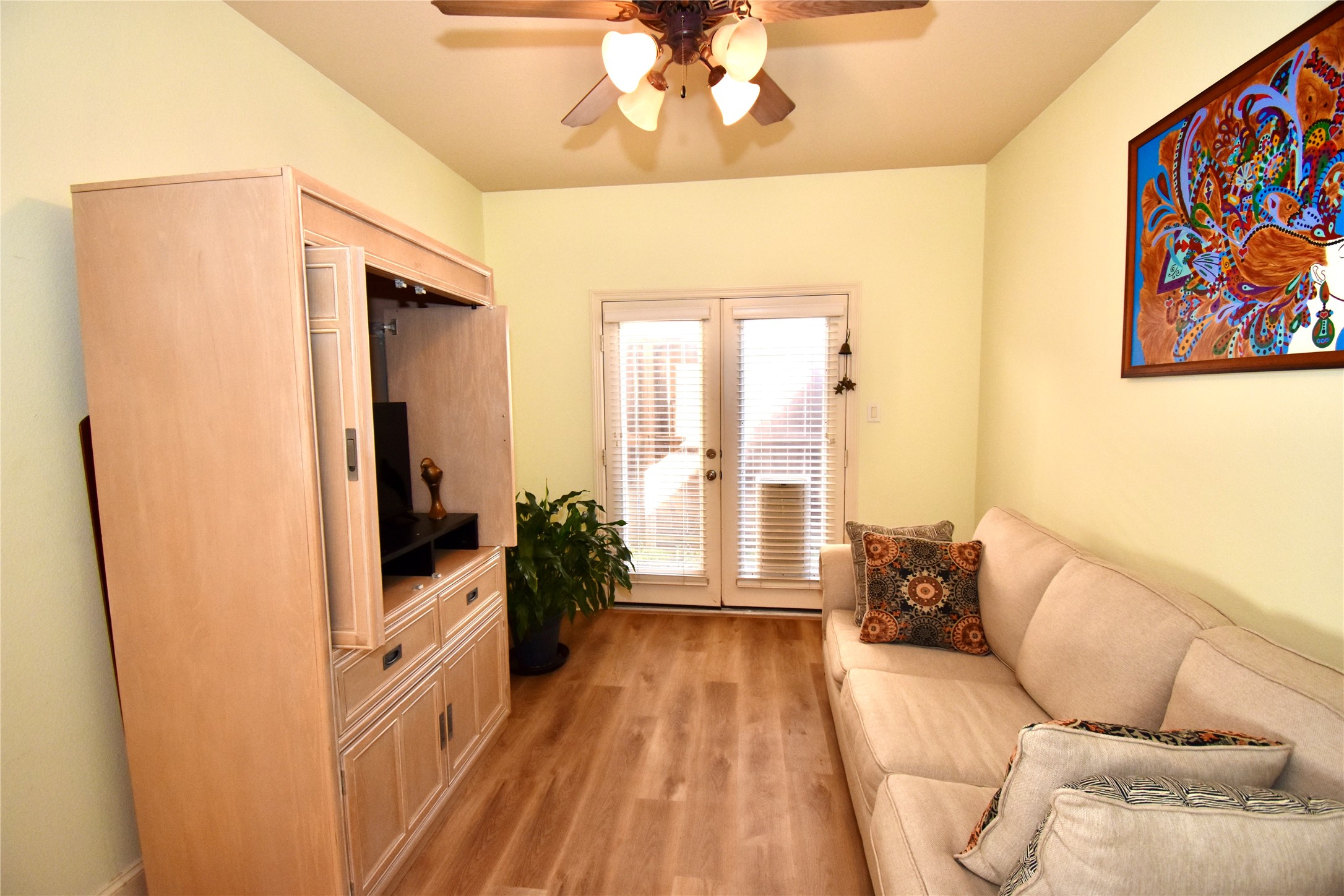 326 Gregg Street Houston, TX 77020 - Photo 21 of 26 a living room with furniture and a large window