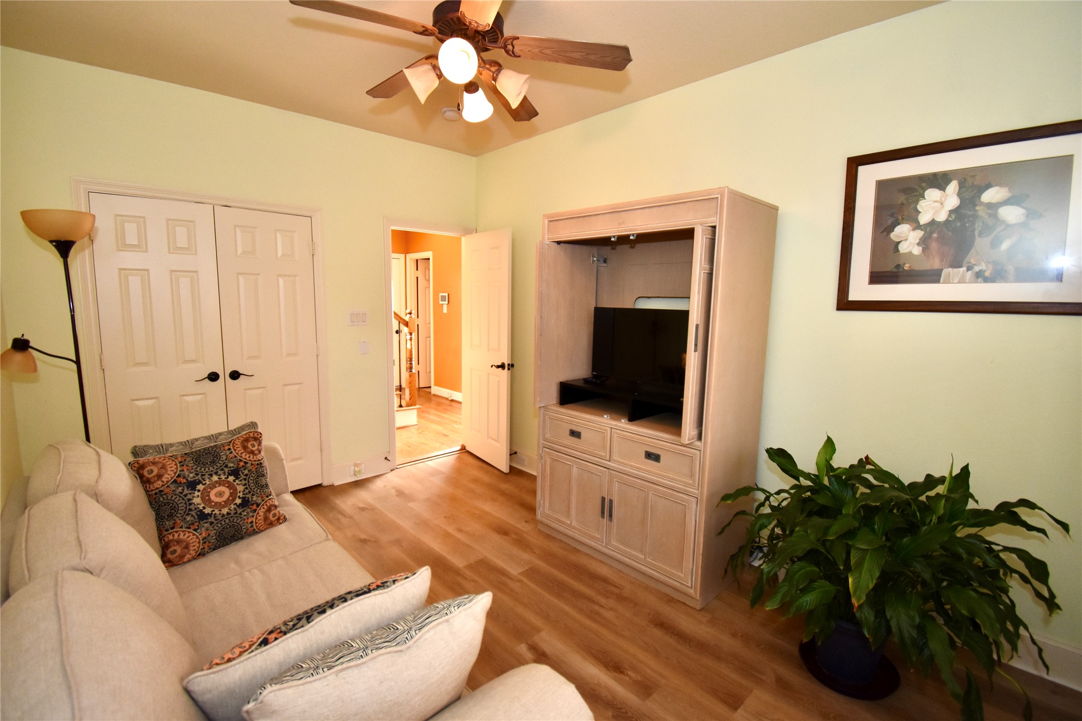 326 Gregg Street Houston, TX 77020 - Photo 22 of 26 a living room with furniture and a flat screen tv