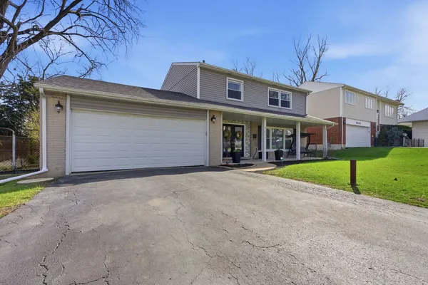 $389,999 | 9021 Primrose Lane, Hickory Hills, IL 60457