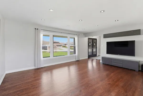 $389,999 | 9021 Primrose Lane, Hickory Hills, IL 60457