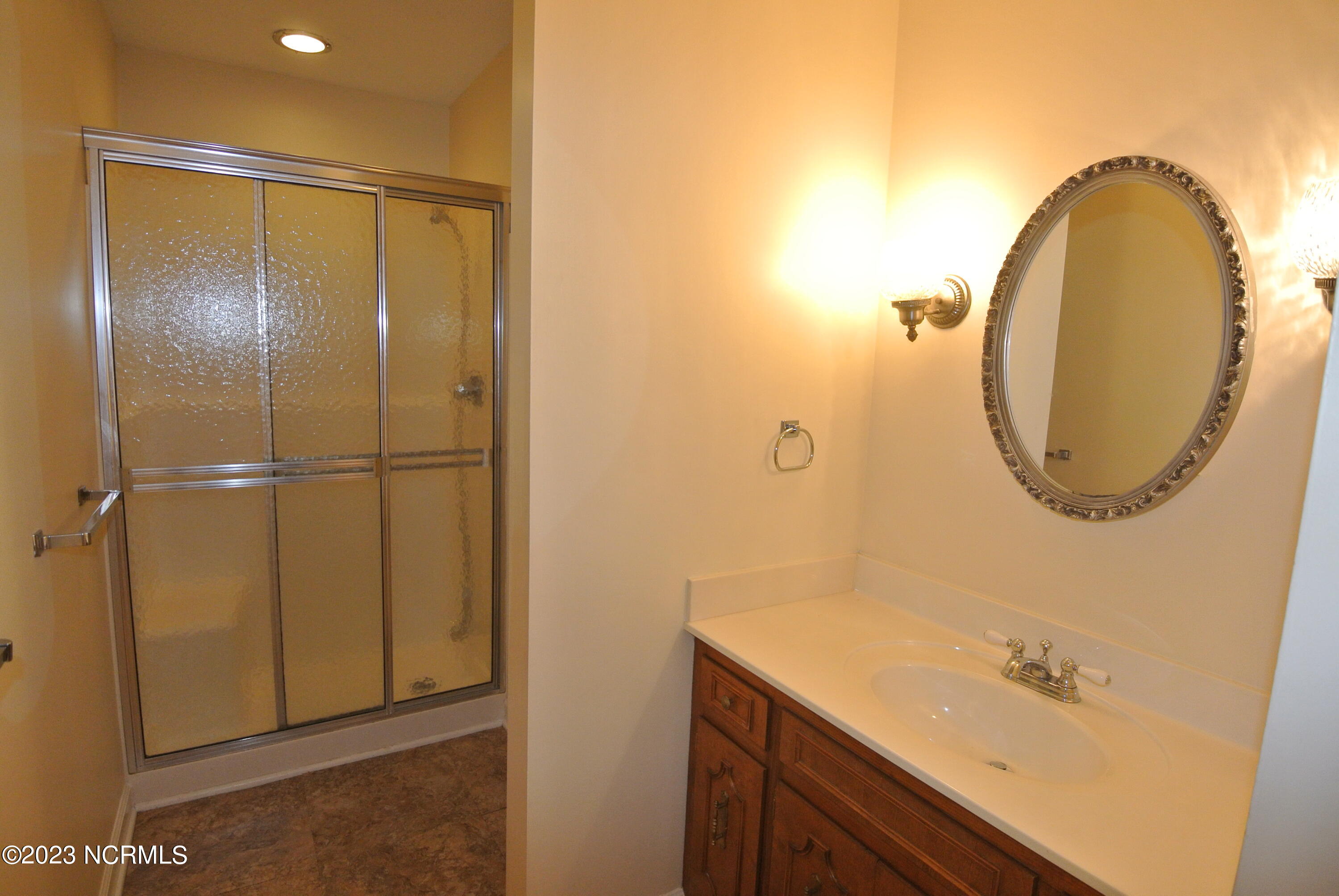 2129 Neuse Cliffs Circle New Bern, NC 28560 - Photo 19 of 27 Hallway bathroom