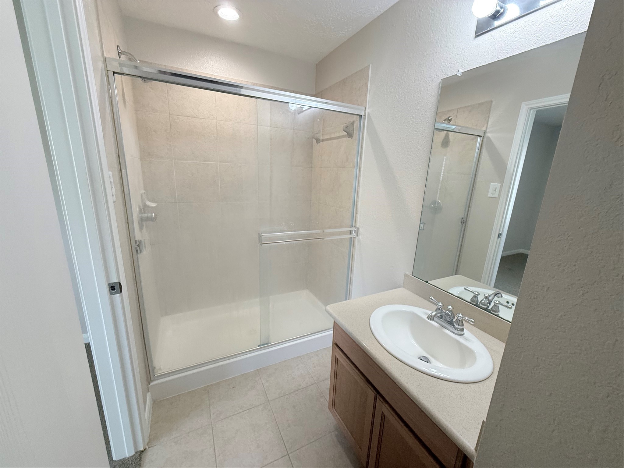 29225 Legends Valley Drive Spring, TX 77386 - Photo 14 of 30 29225 LEGENDS VALLEY DR - Primary Bedroom & Ensuite Bath with walk in closet