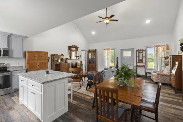 $299,999 | 1072 Dugout Road, Summertown, TN 38483