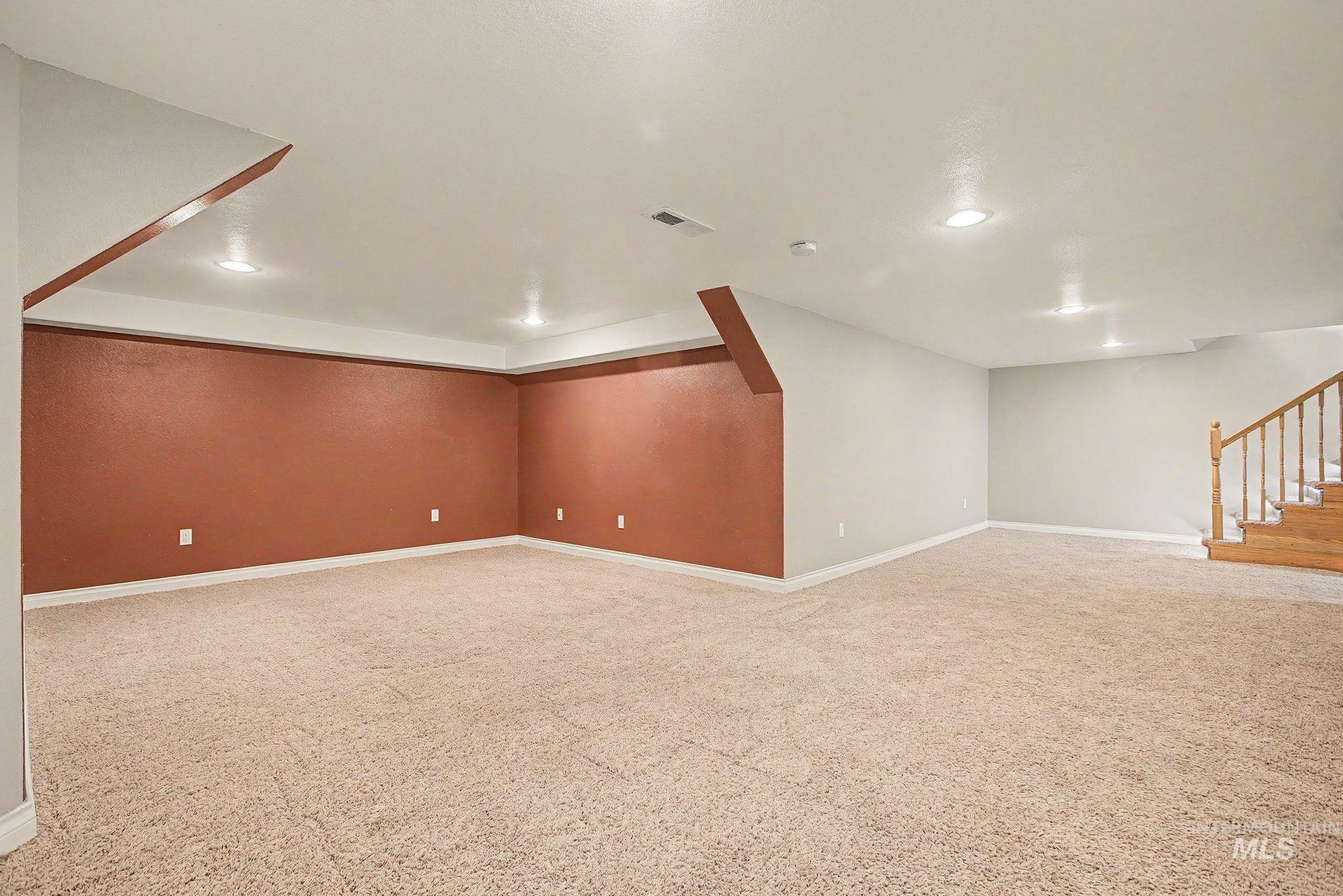 3314 6th Street Lewiston, ID 83501 - Photo 31 of 50 Spacious carpeted room featuring recessed lighting and a contrasting accent wall