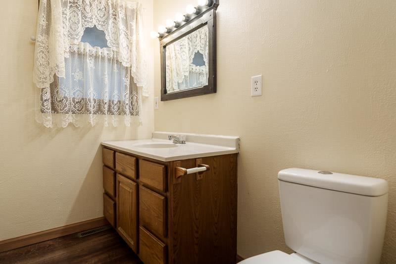 207 River Park Road Loves Park, IL 61111 - Photo 19 of 41 a bathroom with a toilet sink and mirror