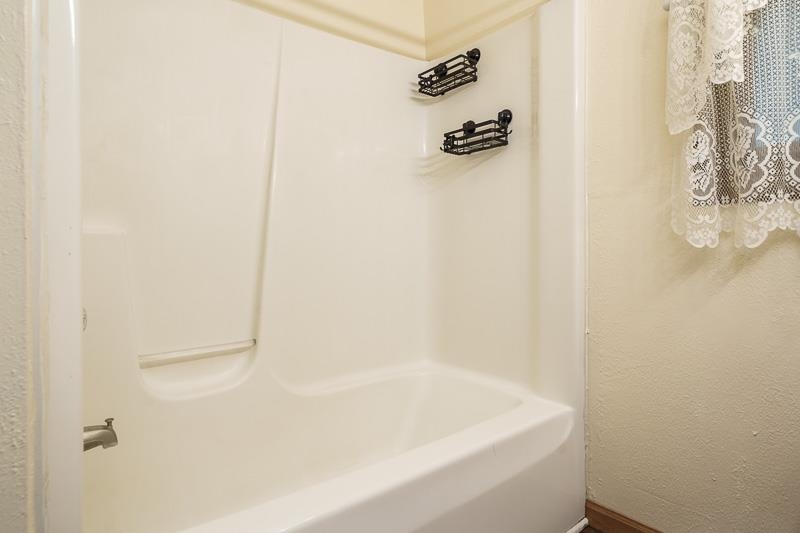 207 River Park Road Loves Park, IL 61111 - Photo 20 of 41 a bathroom with a bathtub