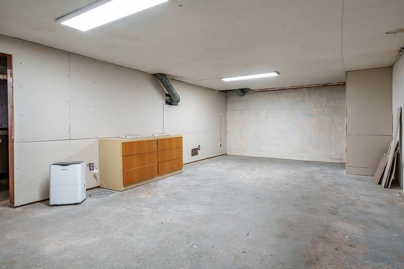 207 River Park Road Loves Park, IL 61111 - Photo 36 of 41 a view of a livingroom with a staircase