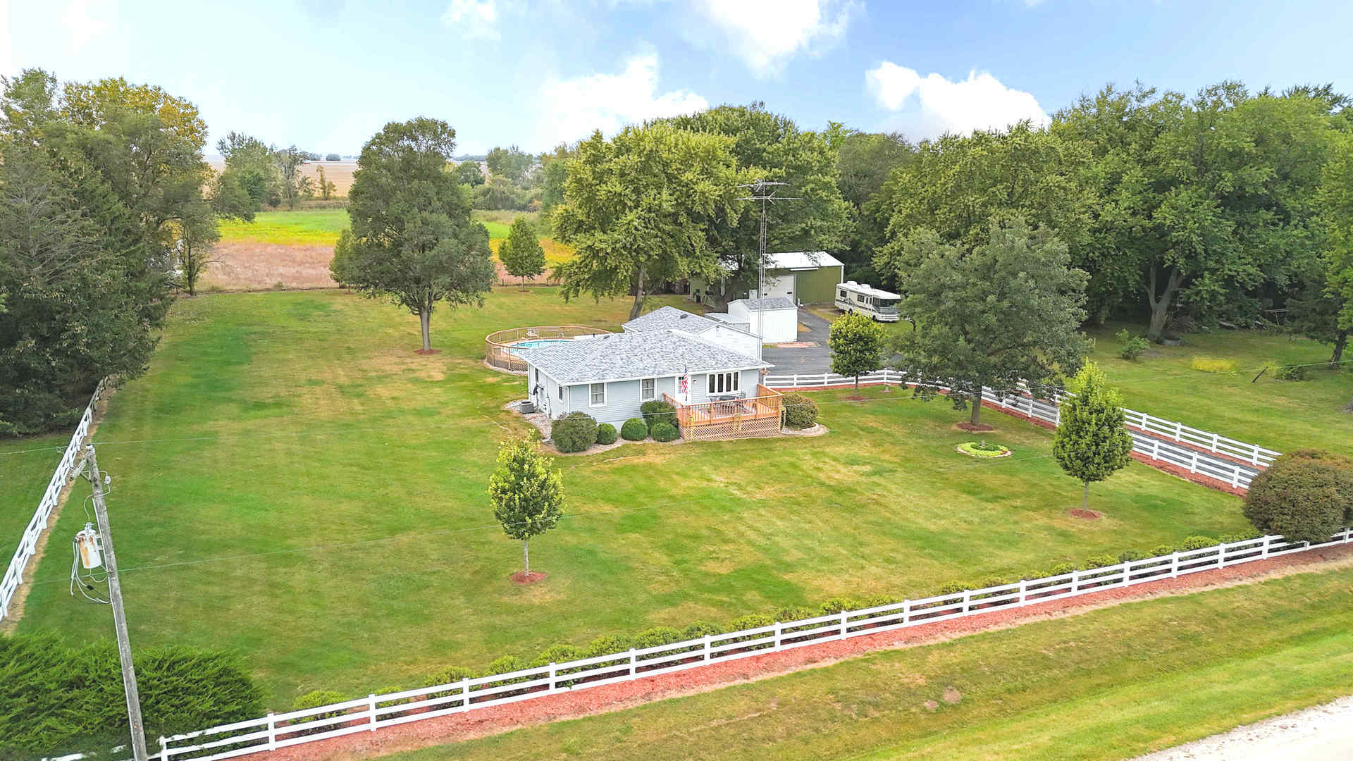 5382 South 2000W Road Chebanse, IL 60922 - Photo 3 of 54 a view of a swimming pool with a yard