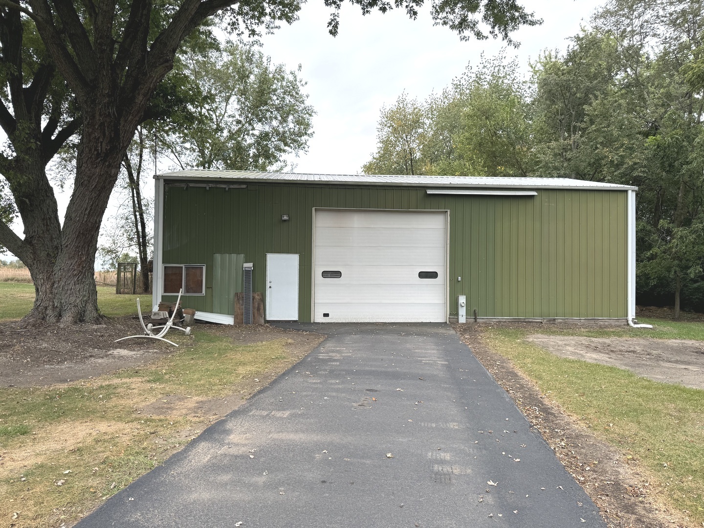 5382 South 2000W Road Chebanse, IL 60922 - Photo 47 of 54 a front view of a house with garden