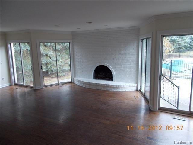 2844 Chancery Court Rochester, MI 48306 - Photo 5 of 9 huge family room.JPG