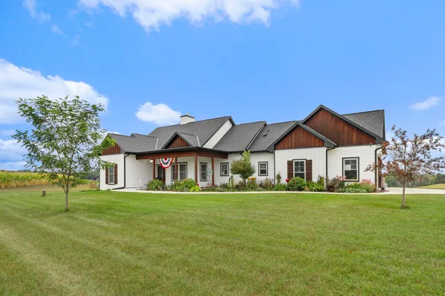 $989,500 | N7117 Black Creek Road, Princeton, WI 54968