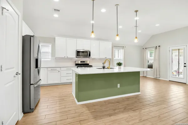 $2,950 | 445 Rosemellow Street, New Braunfels, TX 78132