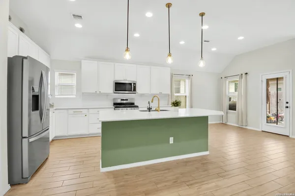 $2,950 | 445 Rosemellow Street, New Braunfels, TX 78132