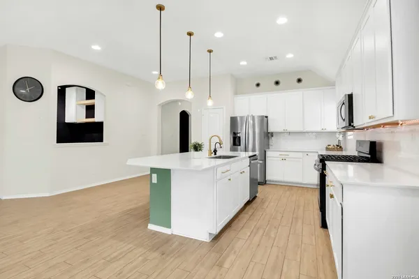 $2,950 | 445 Rosemellow Street, New Braunfels, TX 78132