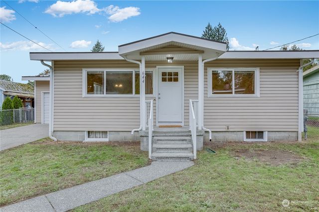 a front view of house with yard and garage
