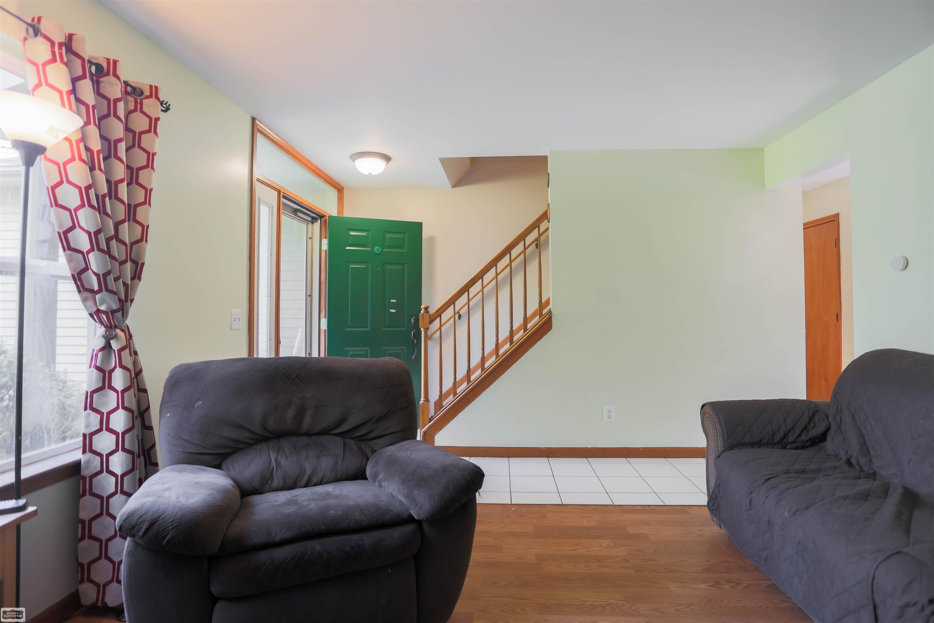 3045 Emmons Avenue Rochester, MI 48307 - Photo 5 of 41 50156055-2d76480b-8758-4581-b157-4f828d70549f.JPG