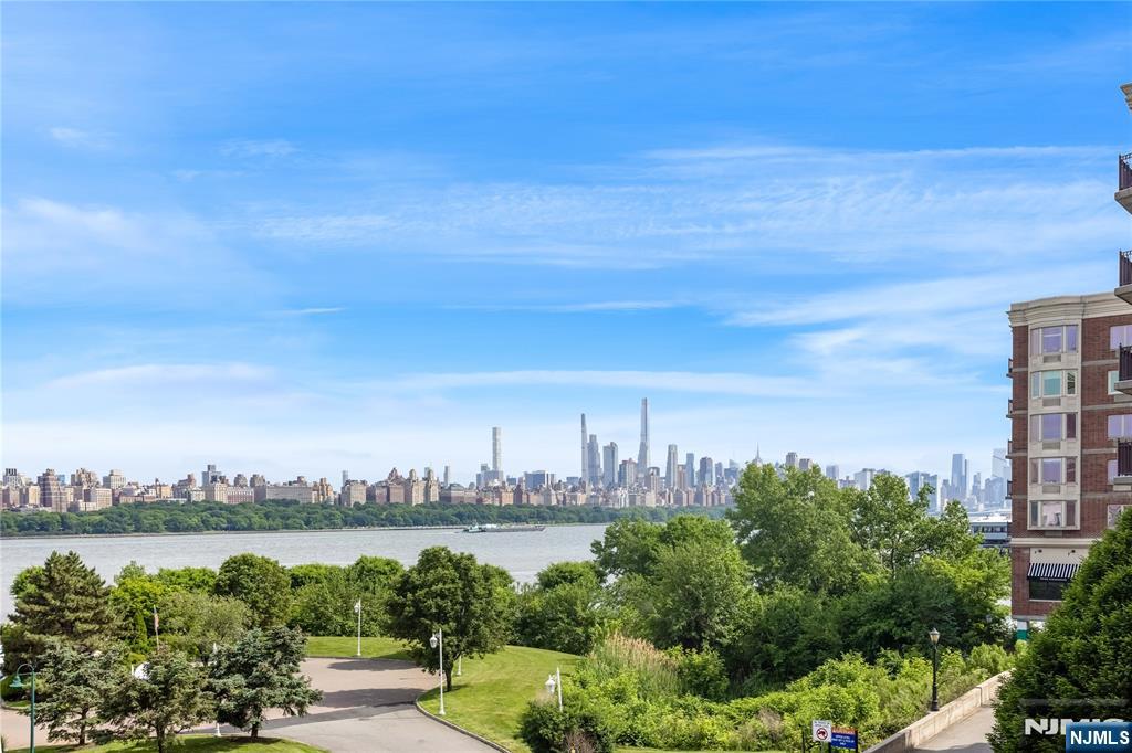 337 The Promenade, Unit 337 Edgewater, NJ 07020 - Photo 2 of 28