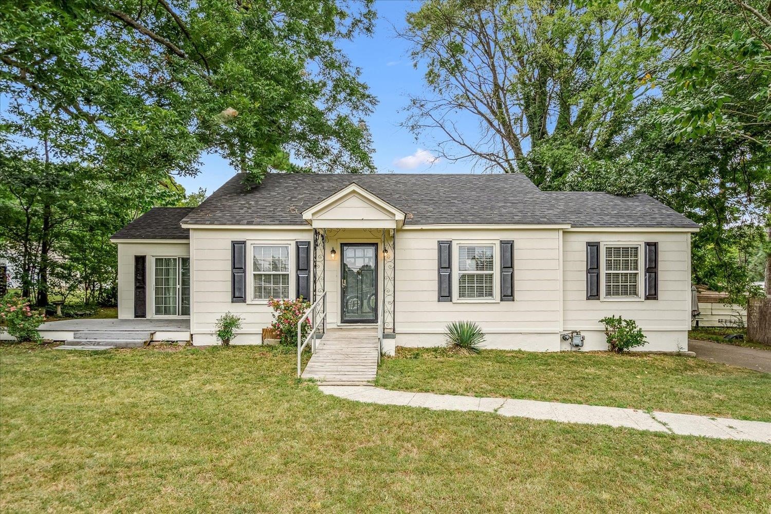 210 Kinney Avenue Covington, TN 38019 - Photo 2 of 28 a front view of a house with a yard